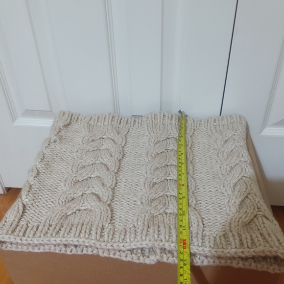 💙 3/$25 GAP beige cable knit infinity scarf with wool - Picture 4 of 6